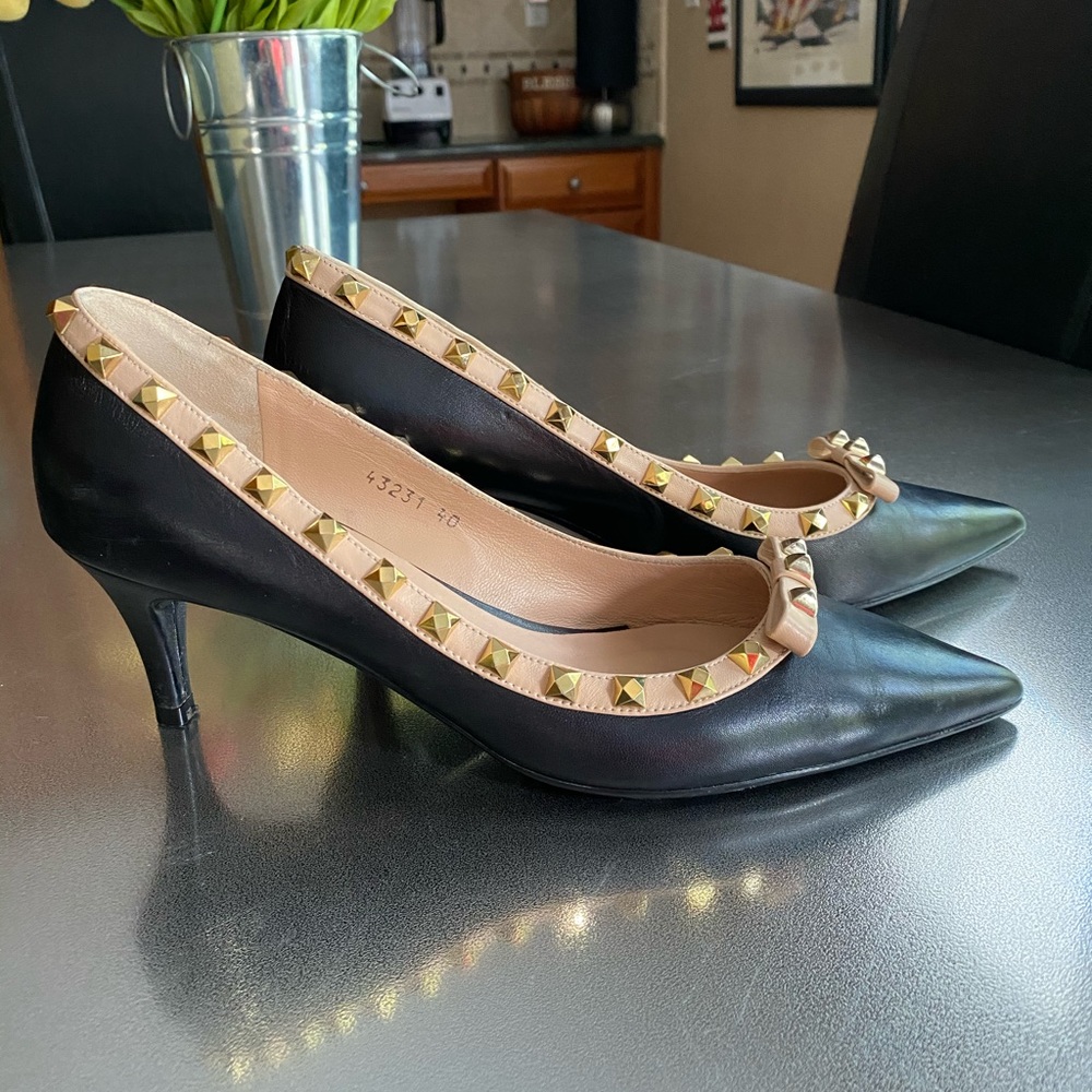 KARMINE BY YOUR SIDE Leather studded pumps!